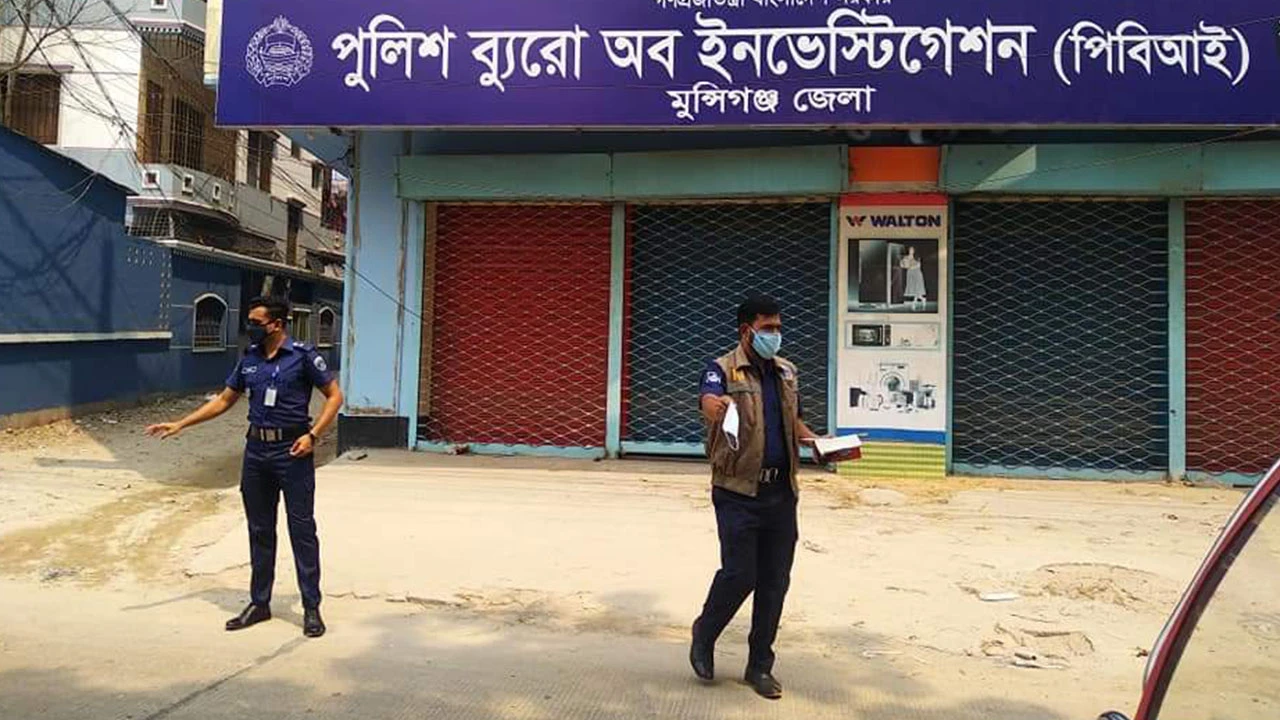 পুলিশের চাহিদার টাকা দিতে অটোরিকশার ব্যাটারি বিক্রি