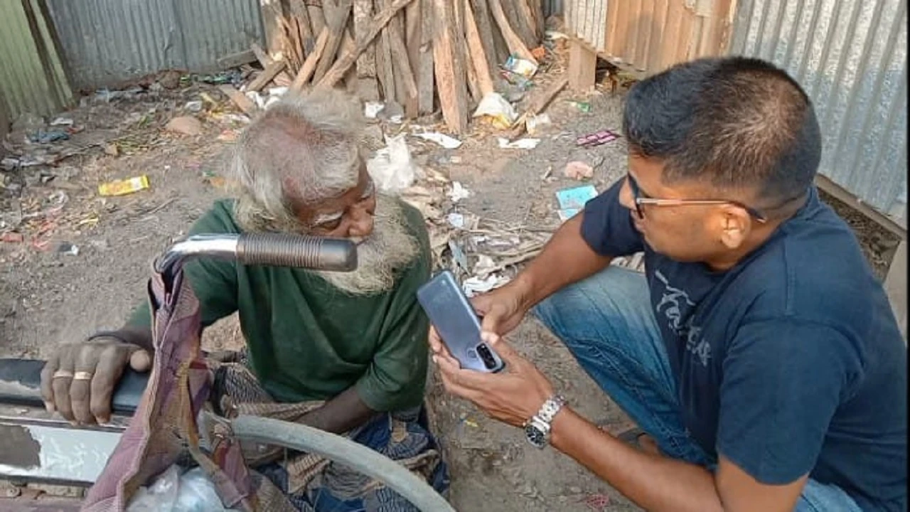 অসুস্থ বাবাকে রাতের আঁধারে রাস্তায় ফেলে গেল ছেলে
