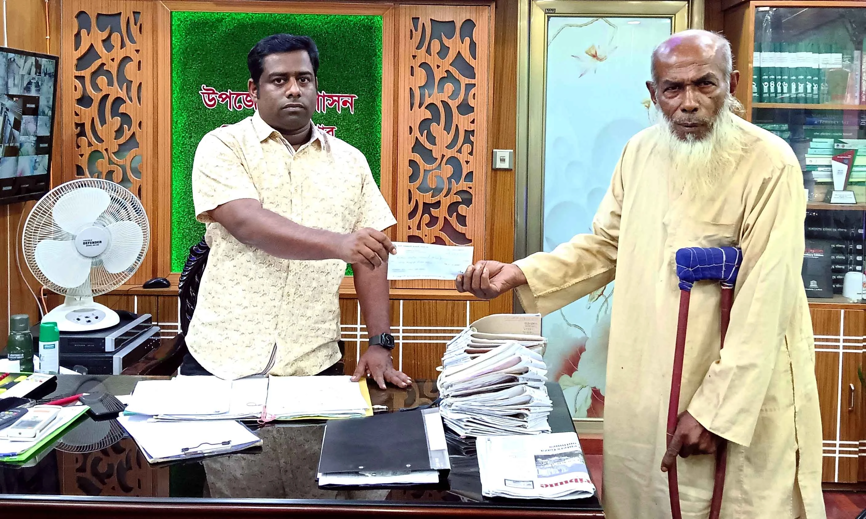 কেশবপুরে চিকিৎসার জন্য এক অসহায়কে আর্থিক সহায়তা দিলেন ইউএনও