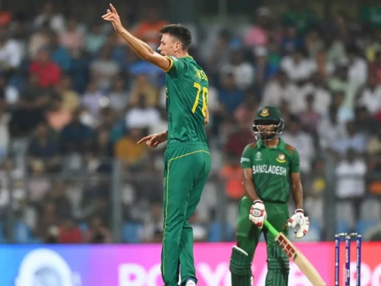 মাহমুদউল্লাহর সেঞ্চুরির দিনে স্রেফ উড়ে গেল বাংলাদেশ