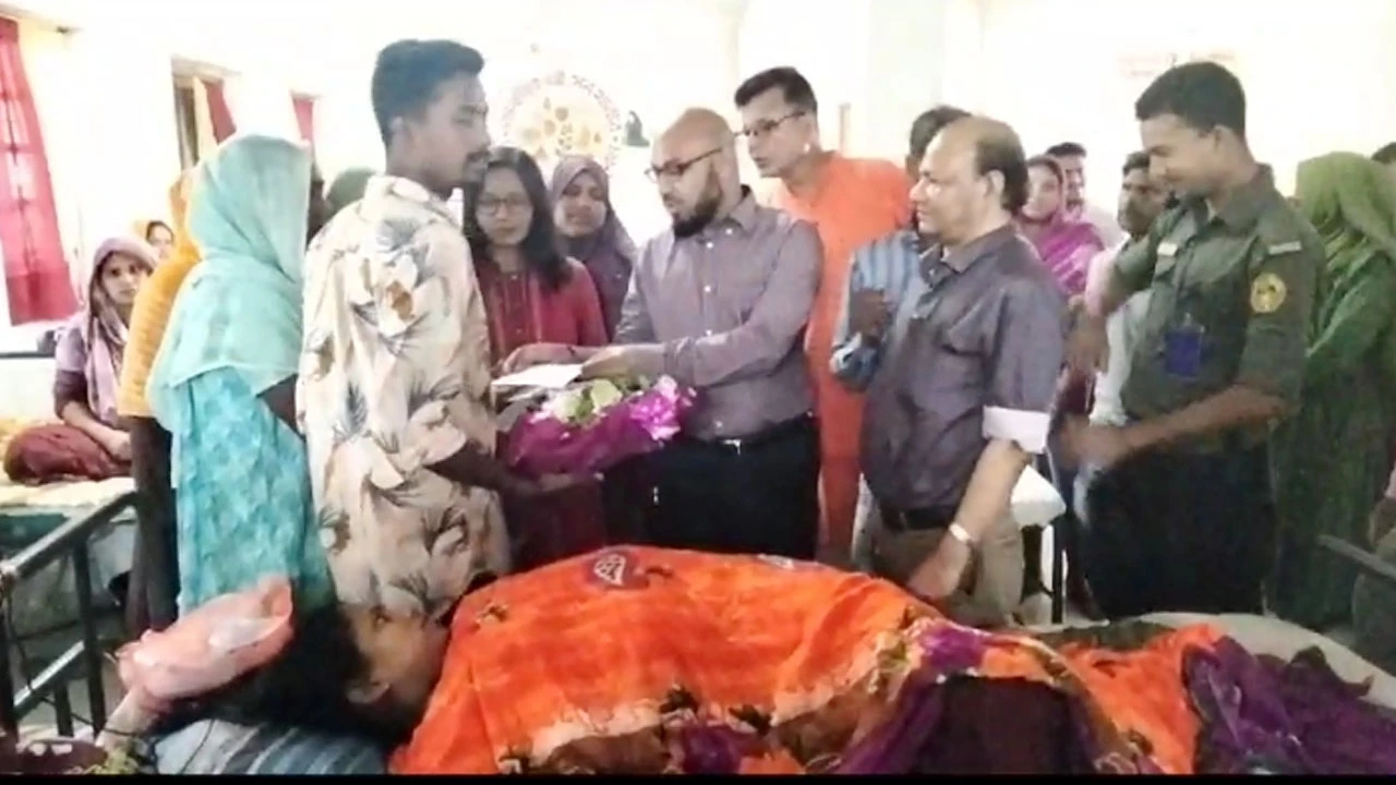একসঙ্গে ৪ সন্তানের জন্ম দিলেন স্ত্রী, চিন্তিত ভ্যানচালক স্বামী