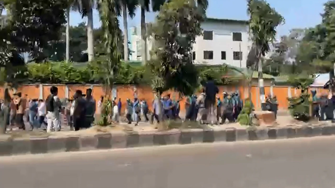 থমথমে শাপলা চত্বর, জামায়াতকে পুলিশের ধাওয়া