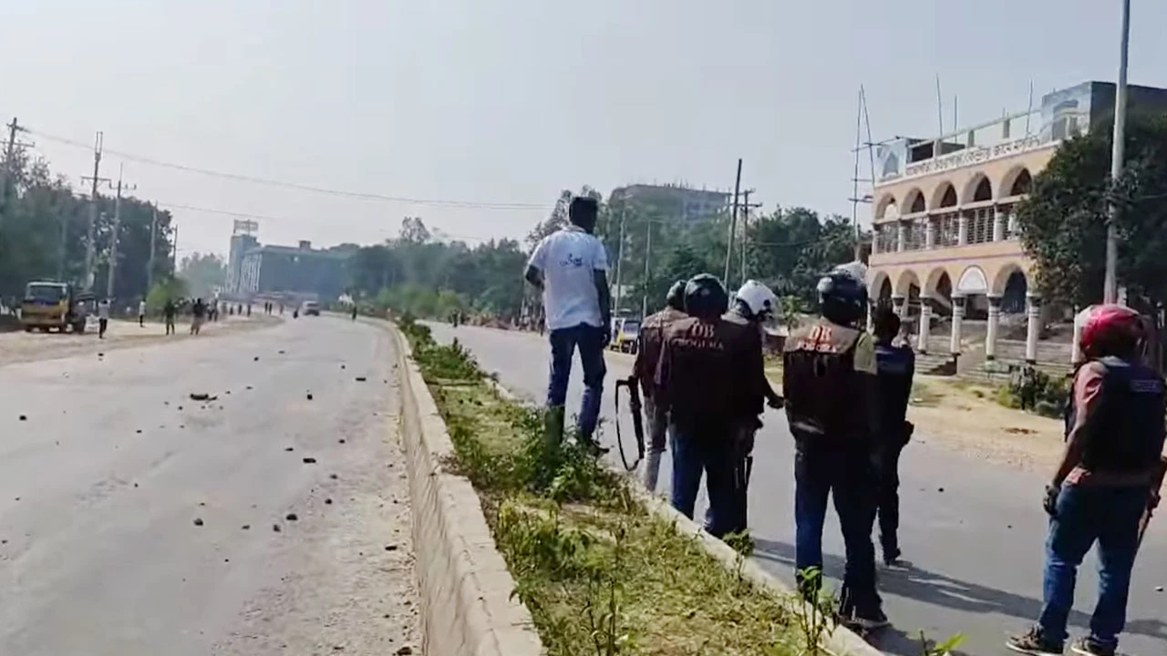 মসজিদের মাইকে ঘোষণা দিয়ে পুলিশের সঙ্গে সংঘর্ষ, শিশুসহ আহত ১০