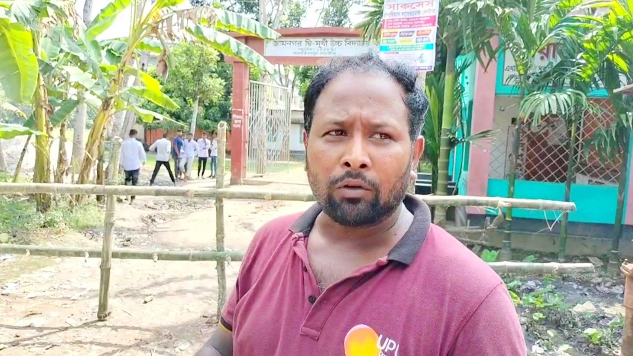 স্কুলে চাকরি না পেয়ে প্রবেশ পথে বেড়া দিলেন জমির মালিক