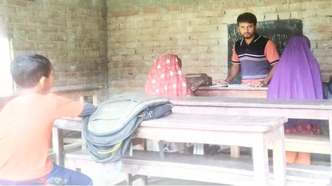 যশোরে একটি মাদ্রাসায় টানা ১০ মাস ক্লাস নিয়েছেন নিরাপত্তাকর্মী