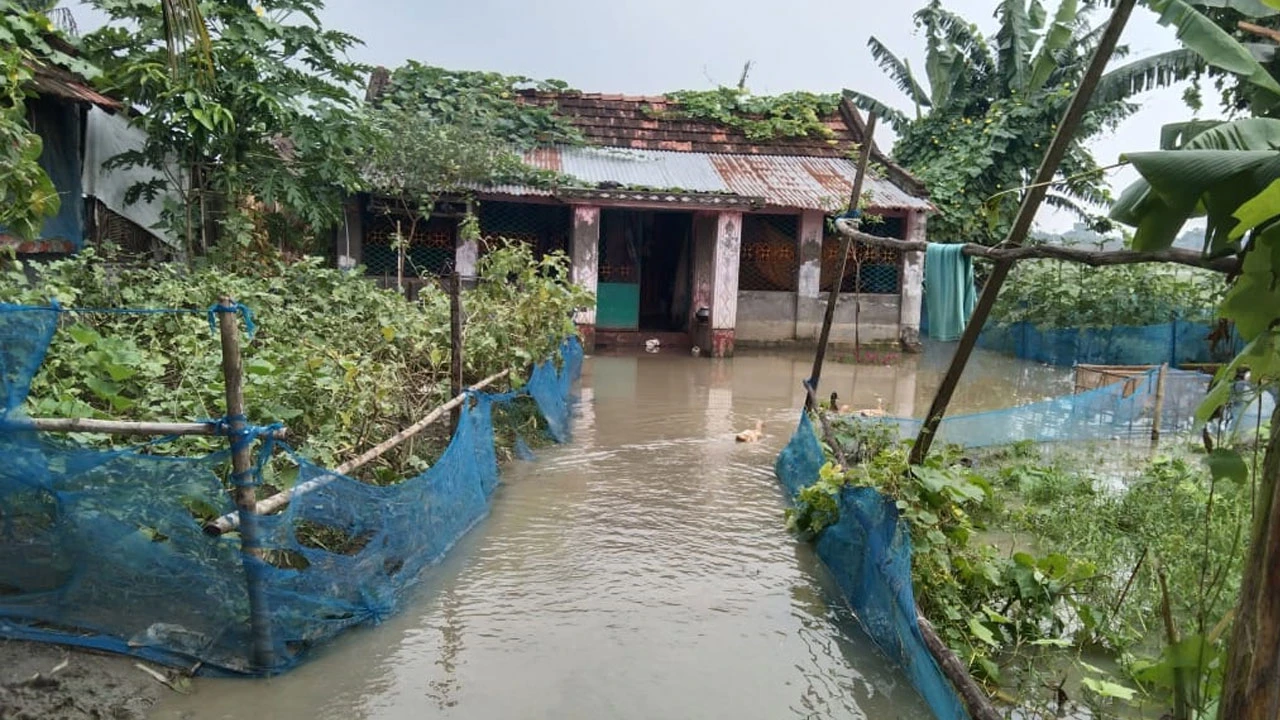 সাতক্ষীরায় তিন উপজেলার লক্ষাধিক মানুষ পানিবন্দি