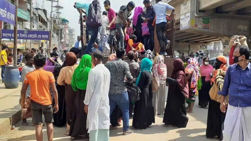 পোষাক খাতে বিশৃঙ্খলা: ২৫ ফ্যাক্টরি ভাঙচুর, বন্ধ ১৩০টি