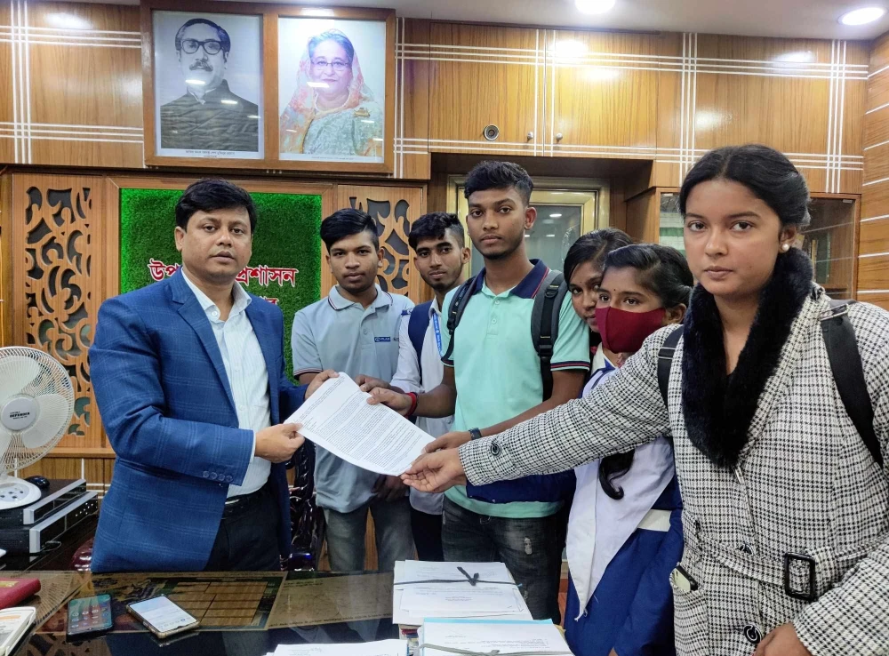 কেশবপুরে নির্বাচনের কাজে শিশুদের ব্যবহার না করার দাবিতে স্মারকলিপি প্রদান