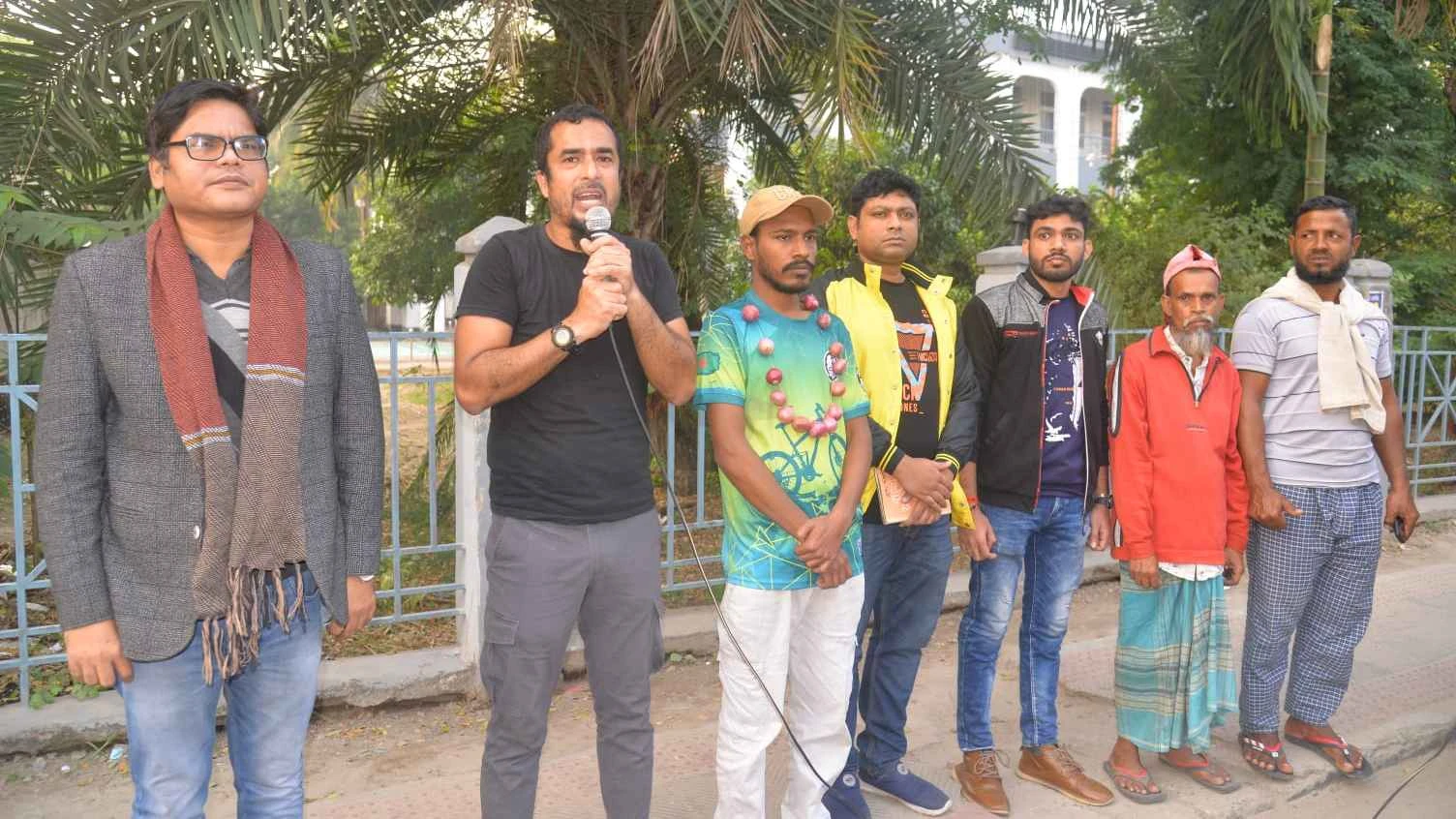 পেঁয়াজ বয়কটের ডাক দিয়ে যশোর শহরব্যাপী শিক্ষকের মাইকিং