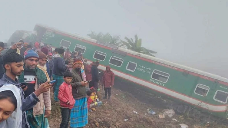 রেল লাইনে নাশকতা: ৭ বগি লাইনচ্যুত, নিহত ১
