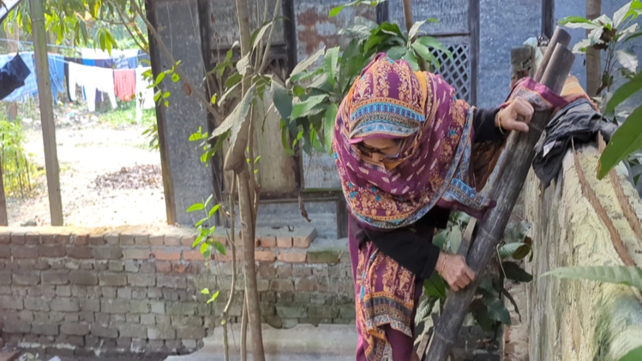 রাস্তা বন্ধ, ঘরে যেতে হয় মই দিয়ে