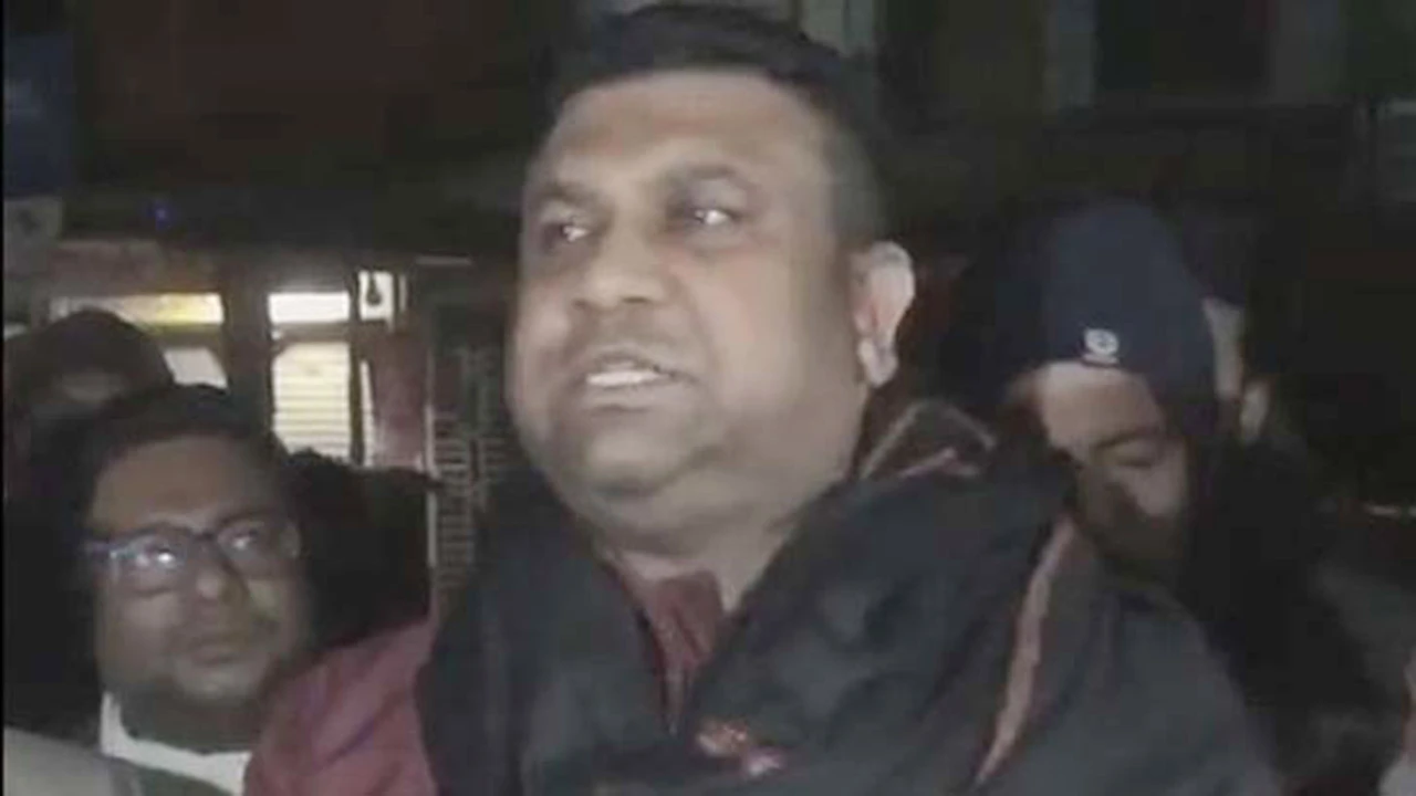 নৌকার বাইরে কথা বললে গলা নামিয়ে দেব