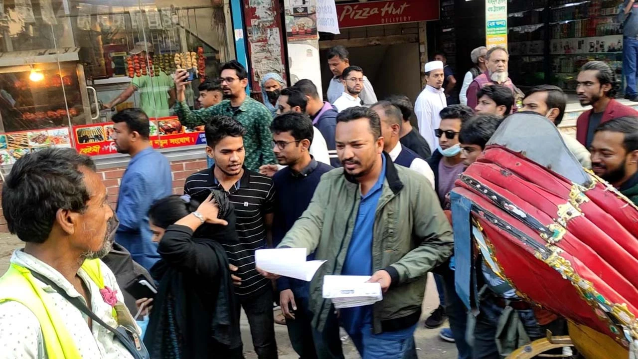 বিএনপি নেতা শ্রাবণের নেতৃত্বে ছাত্রদলের লিফলেট বিতরণ