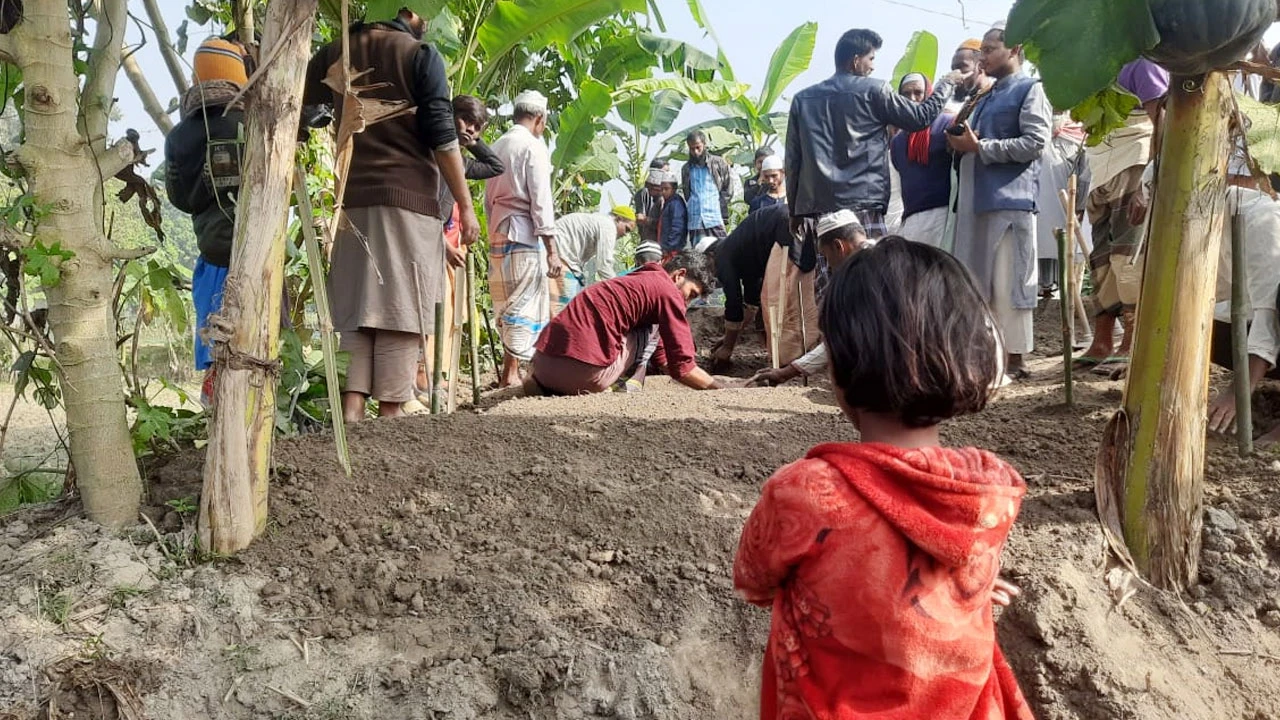 বাড়ির জন্য কেনা জমিতে একসঙ্গে ৪ জনের কবর