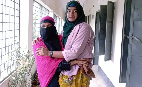 দুই পা নেই, মায়ের কোলে চড়ে কলেজে আসেন সনিয়া