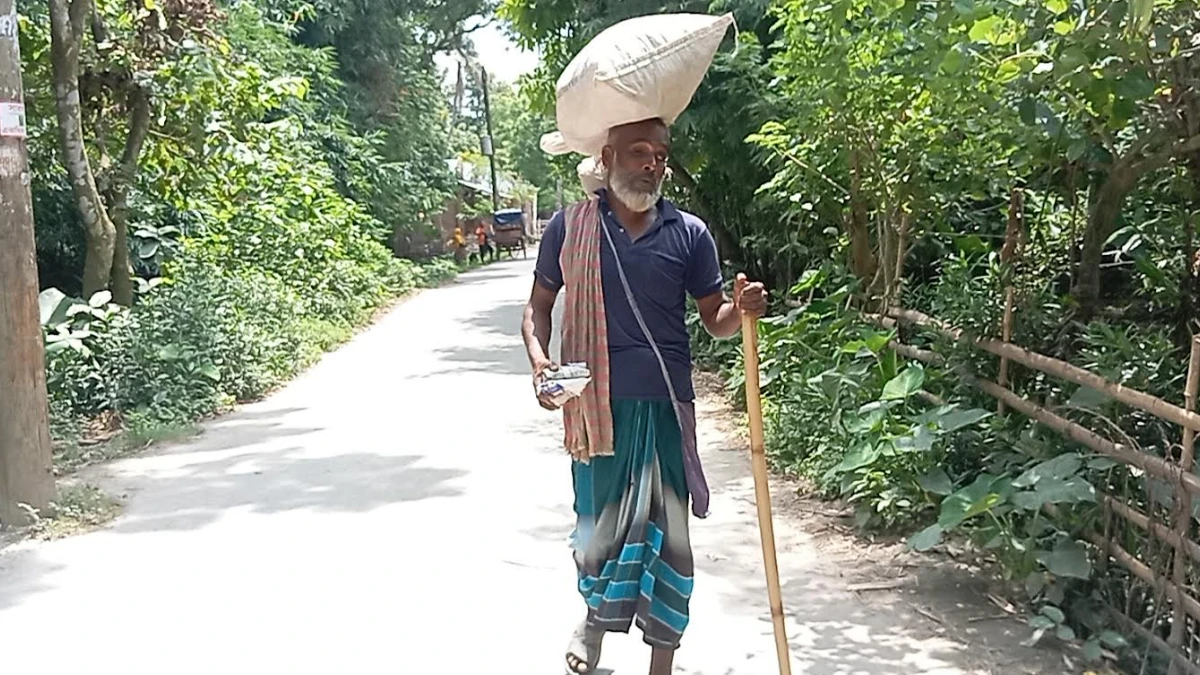 ২২ বছর ধরে বাদাম বিক্রি করে সংসার চালাচ্ছেন জন্মান্ধ সাদেক