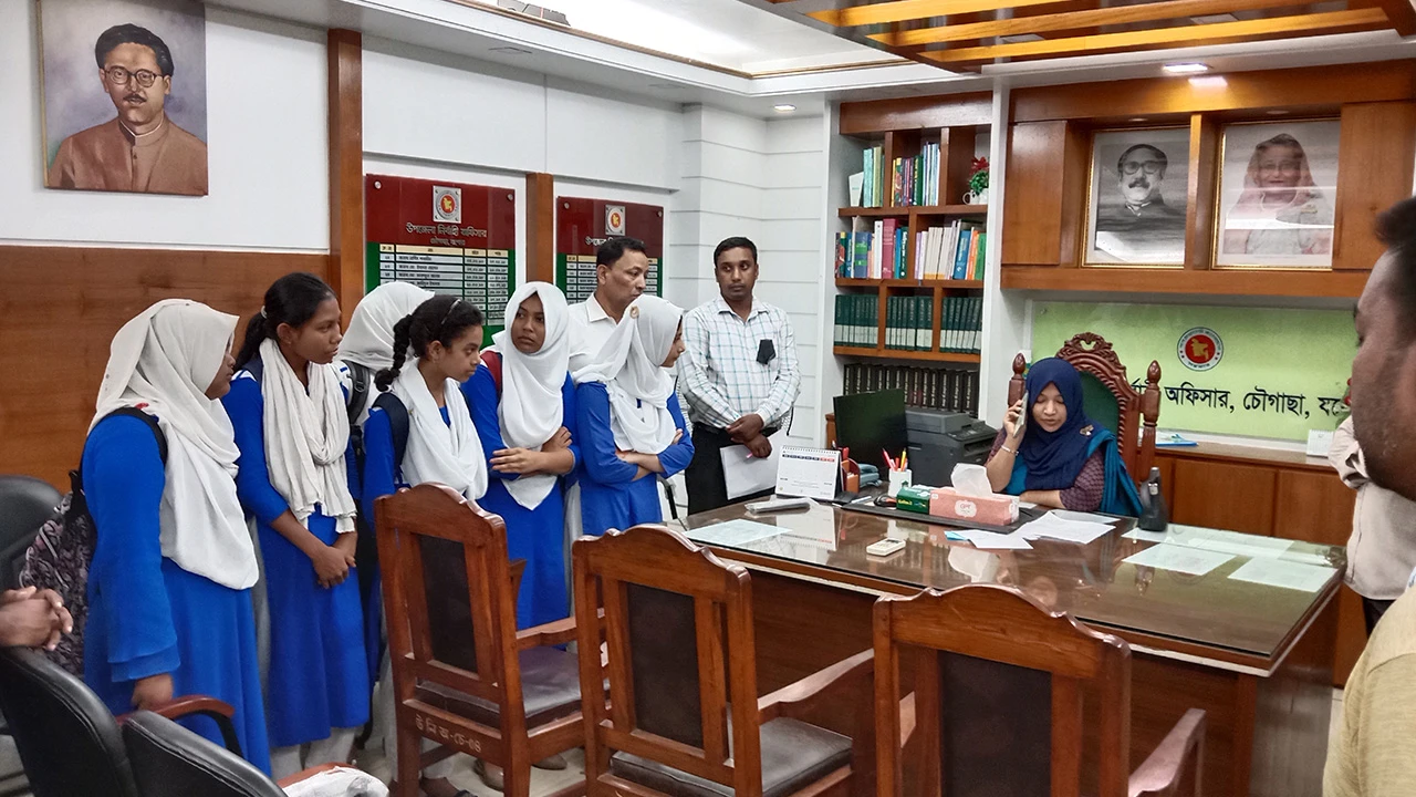 যশোরে শিক্ষকের বিরুদ্ধে ছাত্রীদের নির্যাতন ও স্কুল ড্রেস ছেঁড়ার অভিযোগ