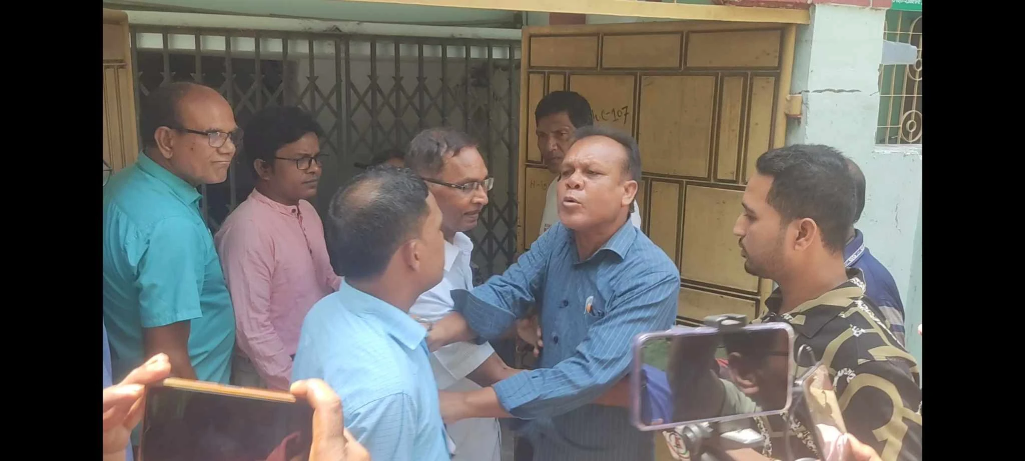 জনতার তোপে পড়ে অফিস ছেড়ে পালালেন ম্যানেজার রতন টুডু