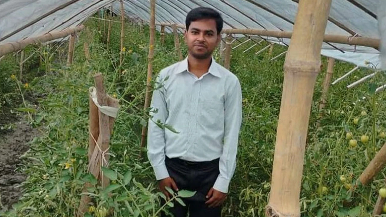 সাতক্ষীরায় কৃষি কর্মকর্তার ঝুলন্ত মরদেহ উদ্ধার