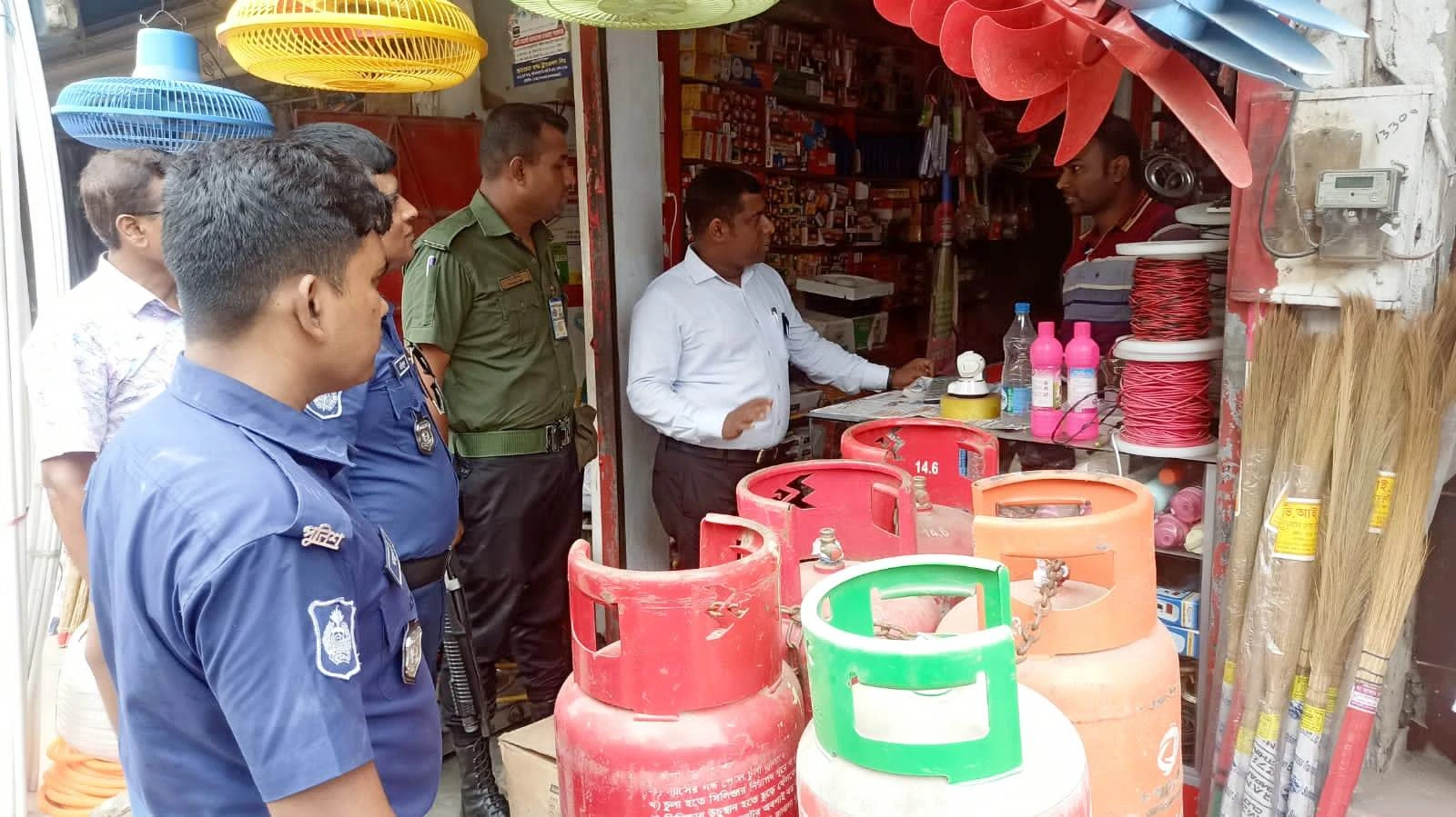 কেশবপুরে অতিরিক্ত দামে গ্যাস সিলিন্ডার বিক্রি করায় জরিমানা
