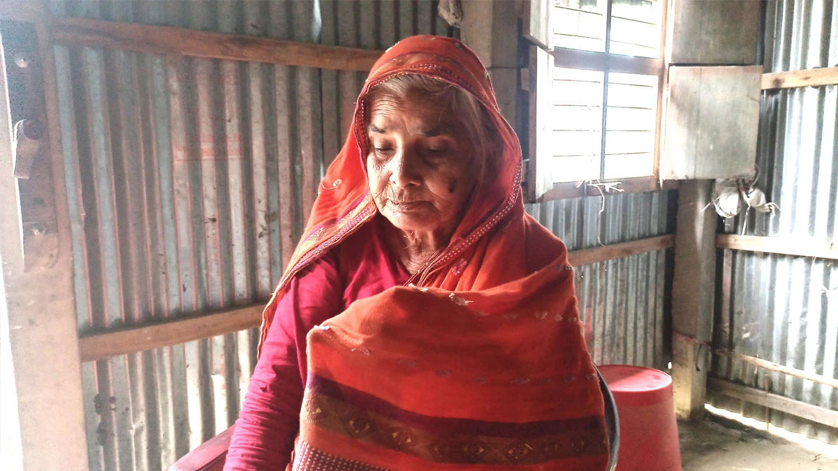 জমি লিখে নিয়ে মাকে বাড়ি থেকে বের করে দিলেন ছেলে