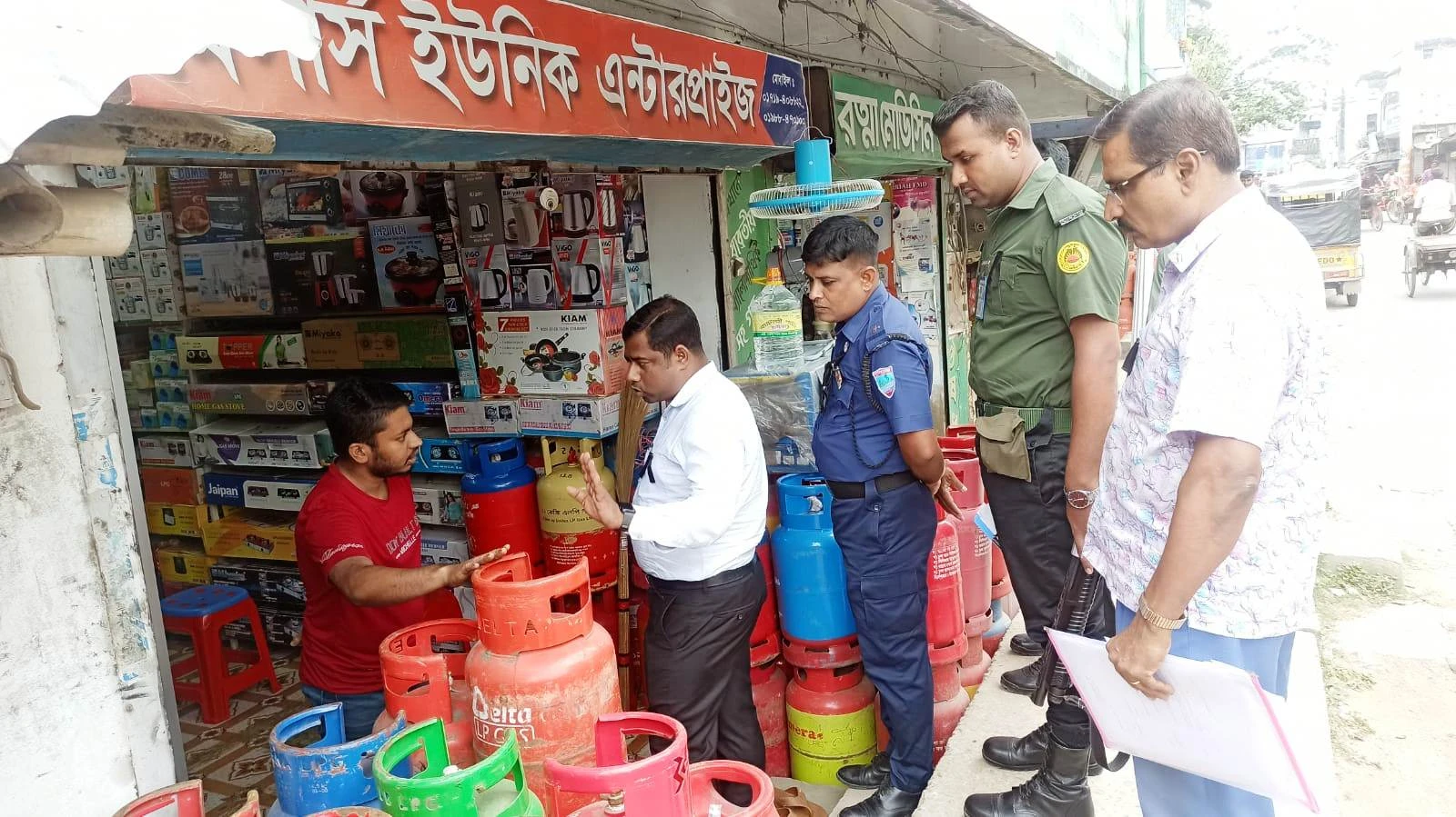 কেশবপুরে অতিরিক্ত দামে গ্যাস সিলিন্ডার বিক্রি করায় জরিমানা