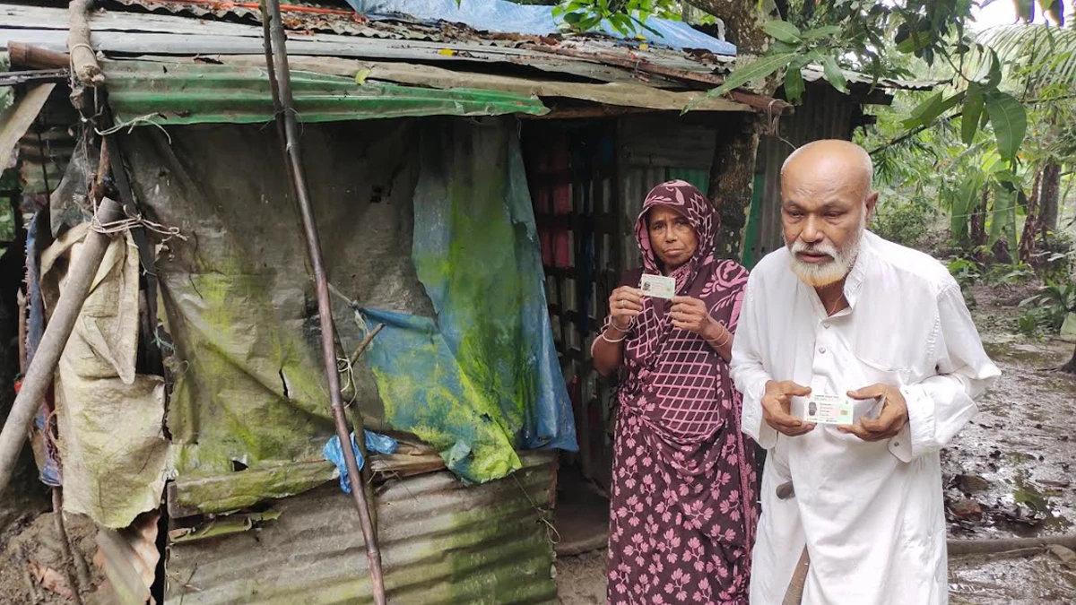 ছেড়ে গেছে সন্তান, ভাঙা ঘরে লবণ-ভাত খেয়ে জীবন কাটছে বাবা-মায়ের