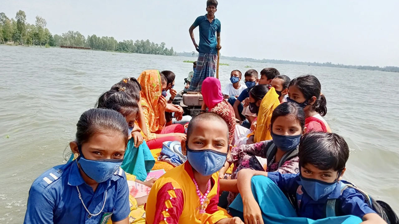 শিক্ষার্থীর একমাত্র ভরসা নৌকা