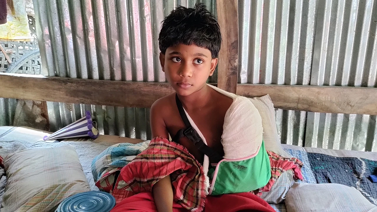 ডাস্টার দিয়ে পিটিয়ে শিক্ষার্থীর হাত ভেঙে দিলেন শিক্ষক
