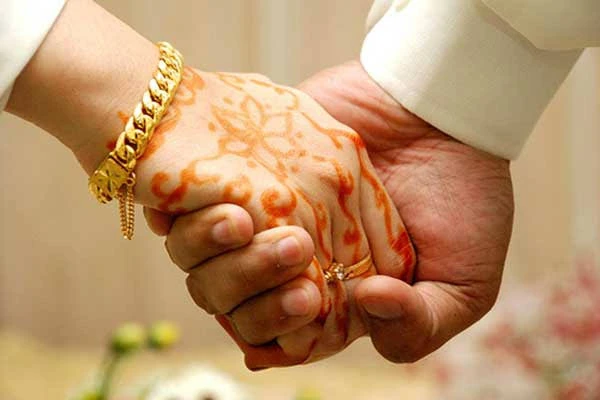বন্ধুর ঋণ শোধ করতে না পেরে স্ত্রী ‘দান’