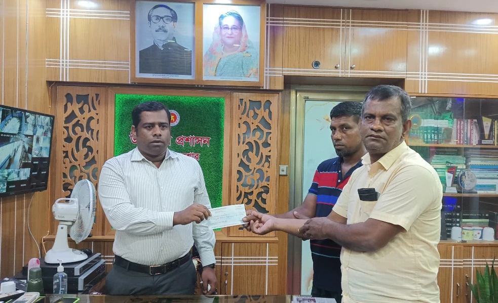ফুটবল খেলতে গিয়ে স্কুল ছাত্রীর ভাঙলো পা, ইউএনও’র আর্থিক সহযোগিতা