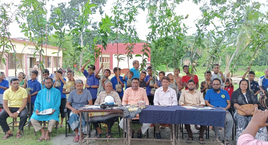 কেশবপুরে শিক্ষার্থীদের লেখাপড়ায় উৎসাহী করতে গাছের চারা বিতরণ