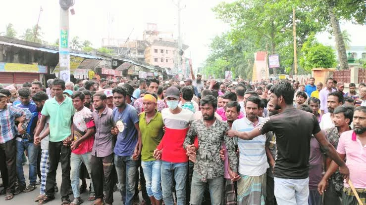 যশোরে দাবি আদায়ে রাস্তায় ইঞ্জিনচালিত রিকশা-ভ্যানচালকরা