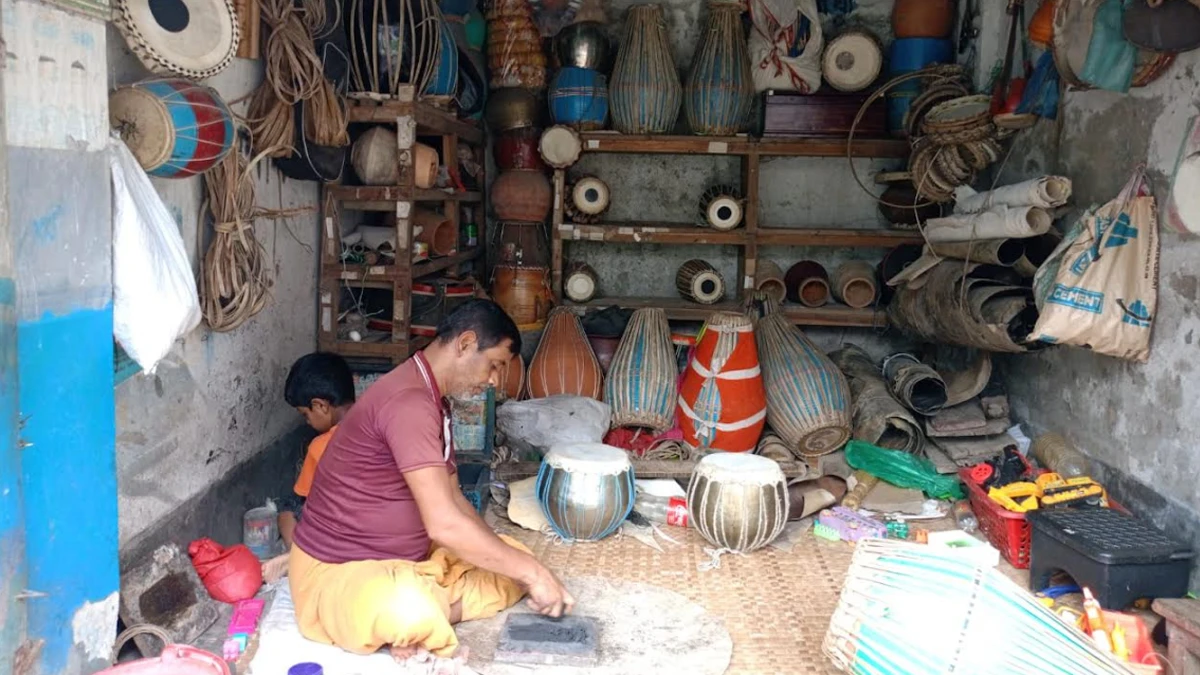 ‘ঢাক-ঢোল-তবলা মেরামত করে এখন আর সংসার চলে না’