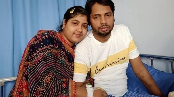 স্ত্রীর দেয়া কিডনিতে সুস্থ হয়ে উঠছেন স্বামী
