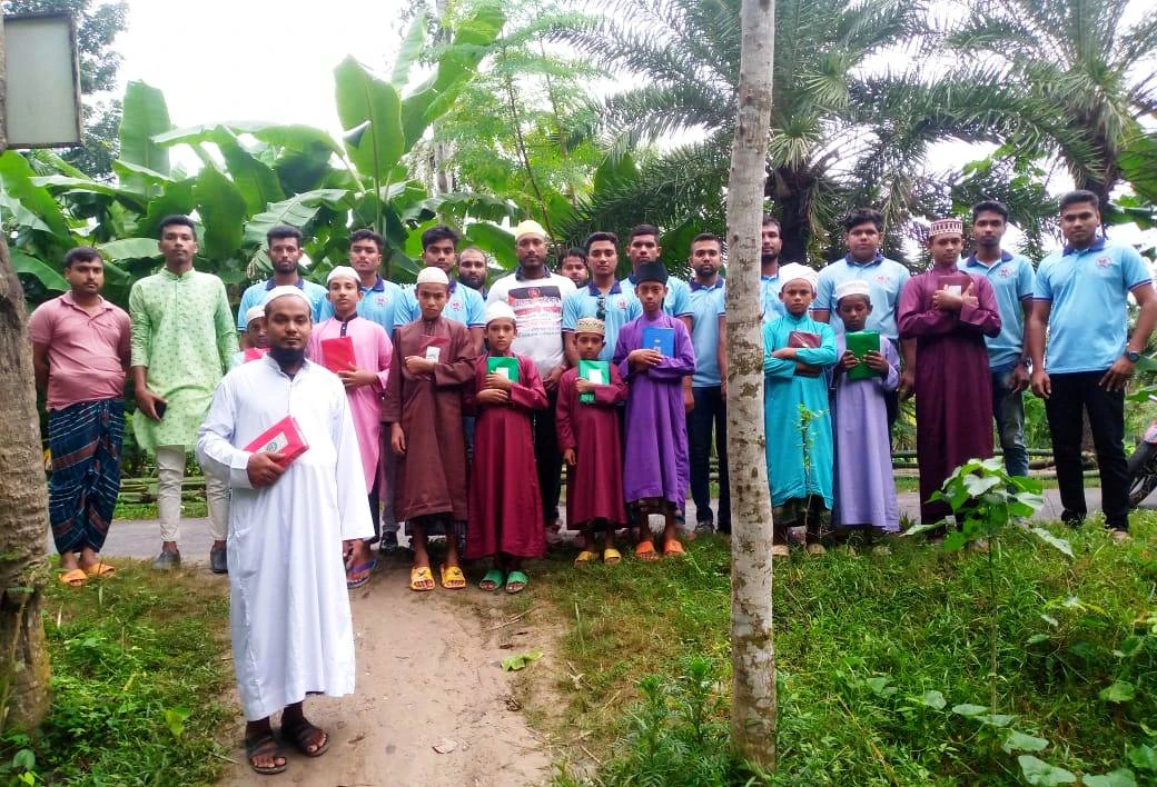 কেশবপুরে মাদ্রাসার ছাত্রদের মাঝে কোরআন শরীফ বিতরণ