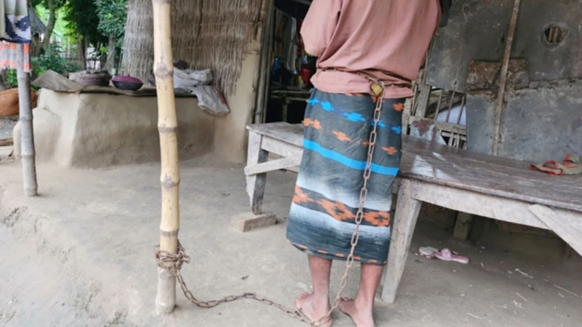 সুদের টাকা দিতে না পারায় কৃষককে তুলে নিয়ে শিকলবন্দি