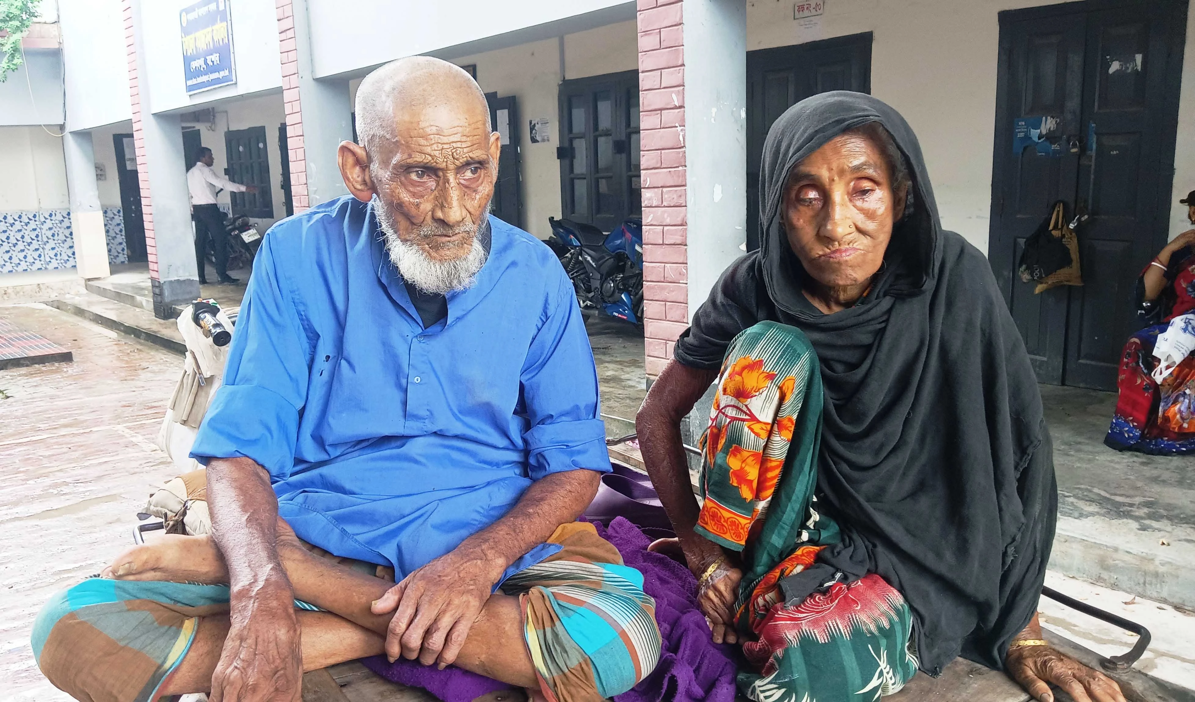কেশবপুরে জমি লিখে নিয়ে বৃদ্ধ বাবা-মাকে তাড়িয়ে দেওয়ার অভিযোগ