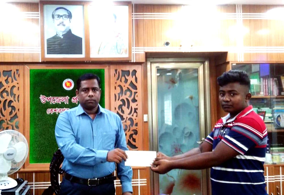 কেশবপুরে শিক্ষার্থীকে ল্যাপটপ কিনতে ইউএনও’র সহায়তা