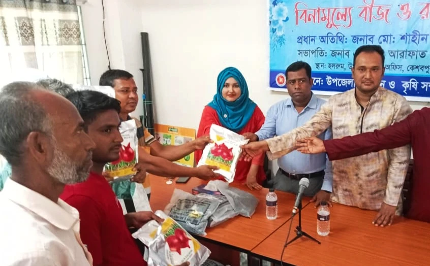 কেশবপুরে একশ’ কৃষক পেল মাসকলাই-পেঁয়াজ বীজ