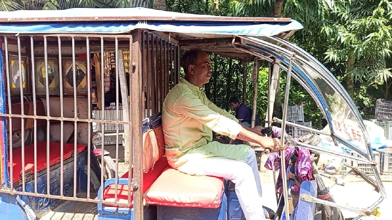 ভাতা যায় মসজিদে, সংসার চলে অটোরিকশায়