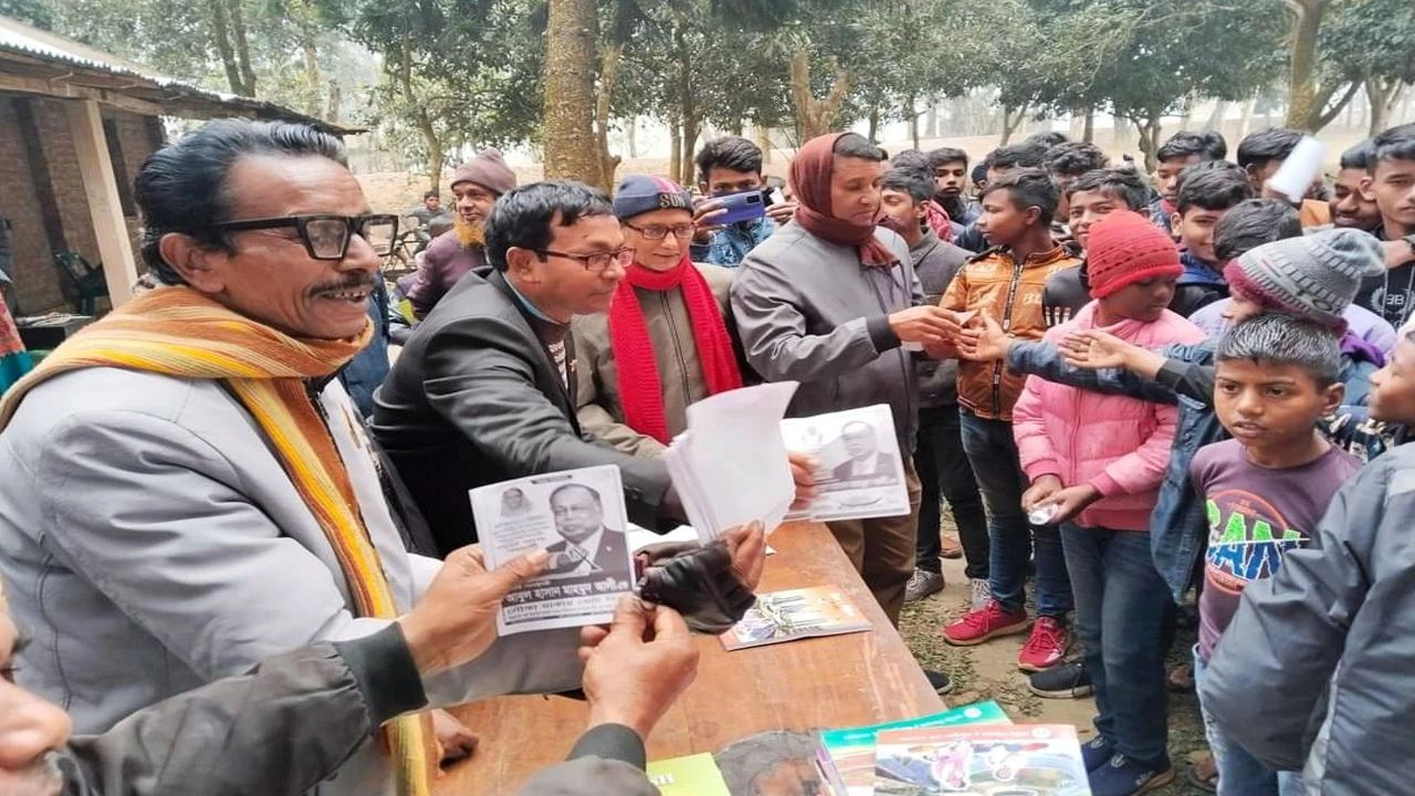 বই বিতরণ অনুষ্ঠানে নির্বাচনী প্রচারণা