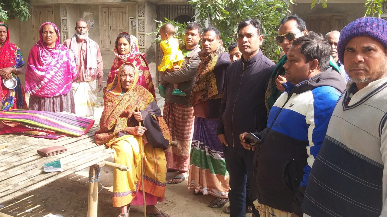 নৌকায় ভোট দেওয়ায় বৃদ্ধ মাকে বাড়ি থেকে তাড়িয়ে দিল ছেলে