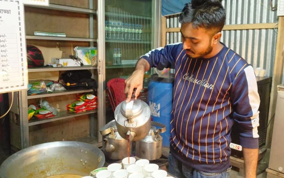 চা বিক্রি করে দৈনিক ১০ হাজার টাকা আয় নজরুলের