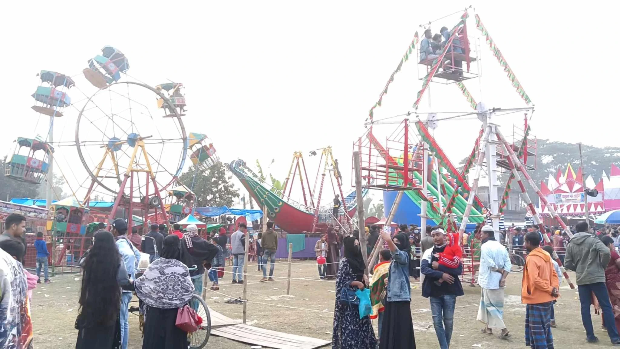 দর্শনার্থীদের পদচারণায় মুখরিত মধুমেলা