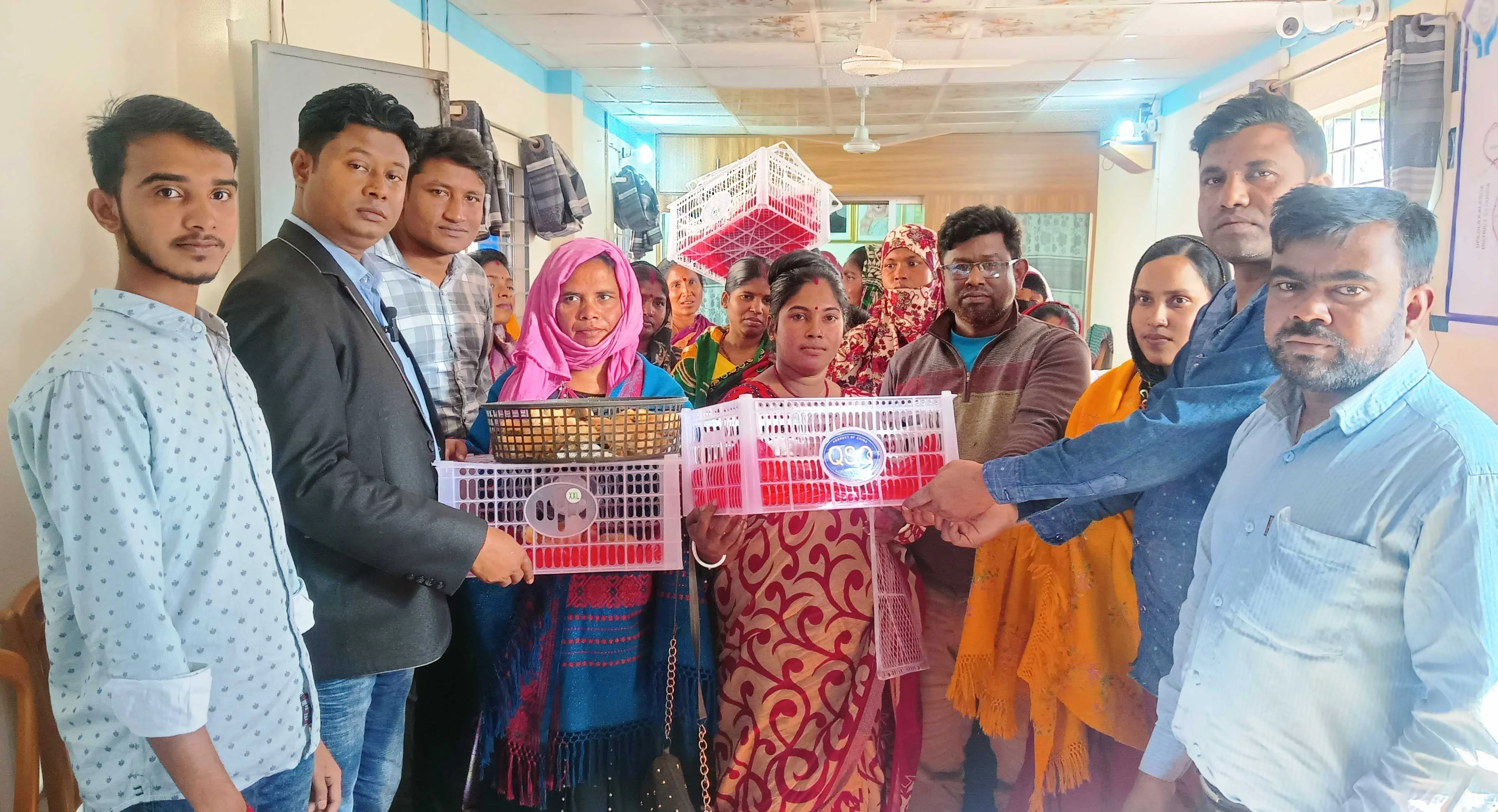 কেশবপুরে ২০০ পরিবার পেল মুরগির বাচ্চা