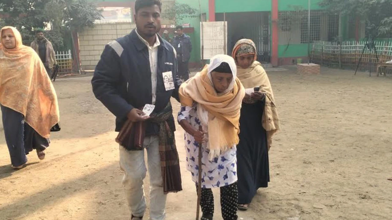 পঞ্চগড়ে নাতিকে নিয়ে ভোট দিলেন ১১৮ বছরের বৃদ্ধা