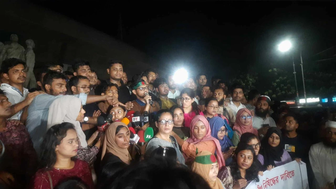 বঙ্গভবনের বিলাসিতা ছেড়ে নিজের পথ দেখুন : রাষ্ট্রপতিকে হাসনাত