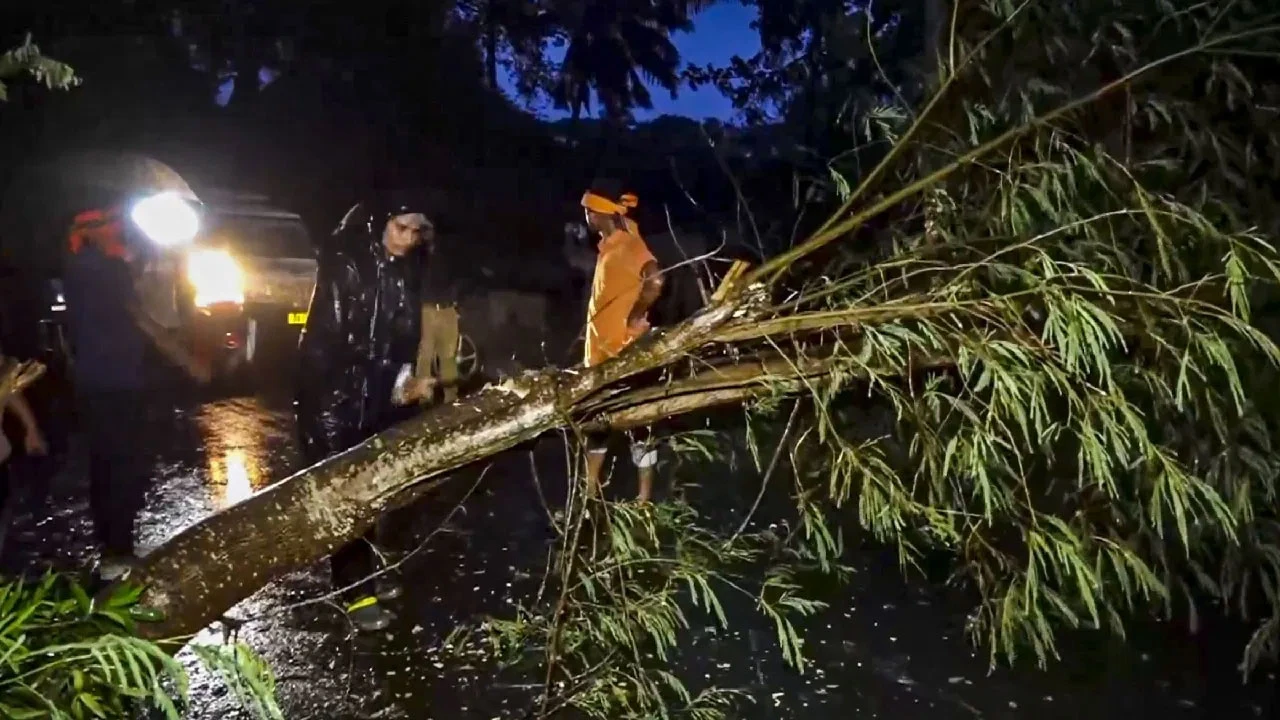 ওড়িশায় আঘাতের পর ছত্তীসগঢ়-মধ্যপ্রদেশের দিকে এগোচ্ছে ‘দানা’