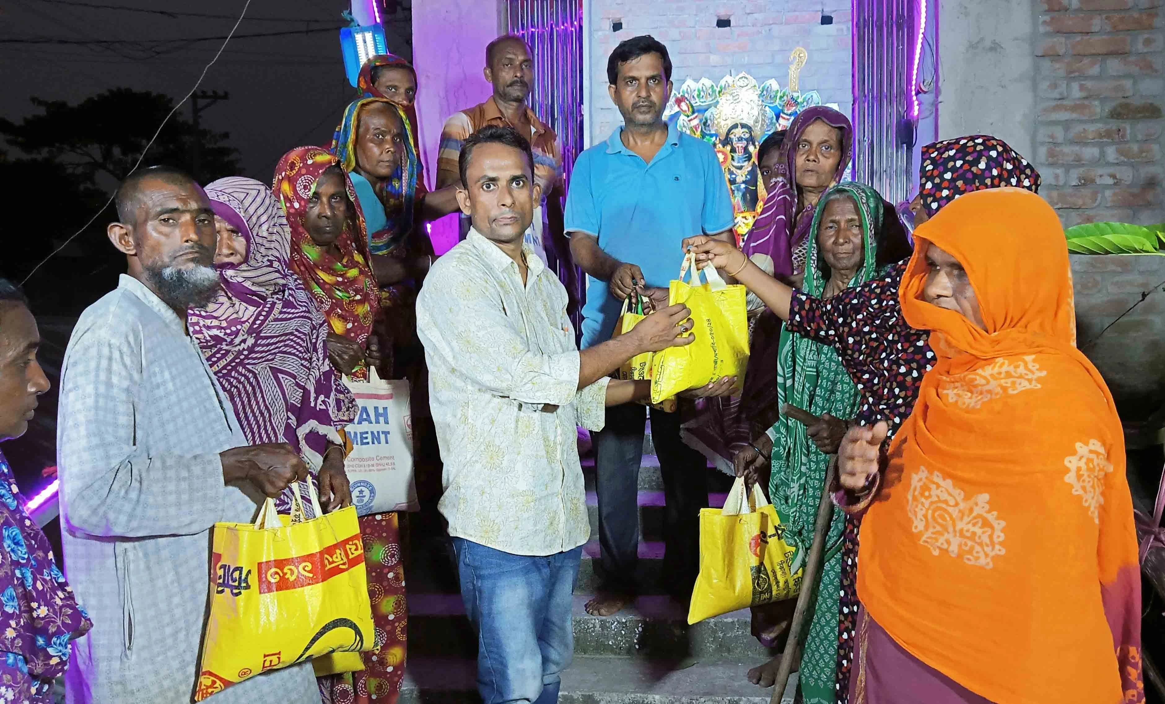 কেশবপুরে পানিবন্দি মানুষের মাঝে ত্রাণ বিতরণ